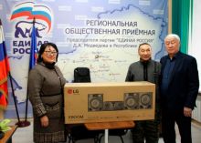 Члены фракции «Единая Россия» в Верховном Хурале подарили школе села Ээрбек аудиосистему