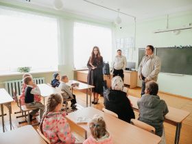 Ольга Швецова вручила наборы к школе первоклассникам села Черное Вагайского района