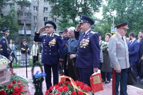 Возложение цветов к памятнику Громова