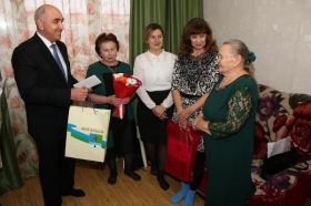 Партийцы Когалыма поздравили 85-летнюю труженицу тыла с юбилеем