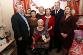 В Когалыме партийцы поздравили труженицу тыла Наталью Логунович с 90-летием
