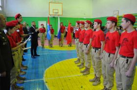 Вручение военной формы победителям региональных соревнований летнего этапа военно-спортивной игры "Зарница"