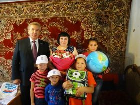 Борис Хохряков посетил многодетную семью из Ханты-Мансийска