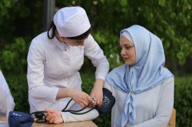 Жителям Грозного в рамках проекта ЕР предложили измерить артериальное давление