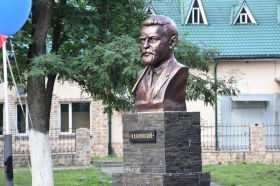 В Клинцах в рамках партпроекта были торжественно открыты бюсты В.В. Воровского и А.С. Пушкина