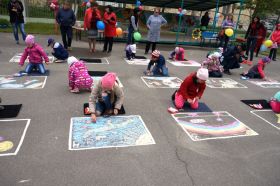 Конкурс рисунков на асфальте среди воспитанников детских садов прошел в Южно-Сахалинске
