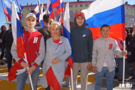 Партийцы приняли участие в праздничном шествии в День государственного флага РФ