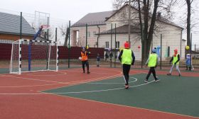 Жители Брянского района получили в подарок детскую игровую и спортивную площадки