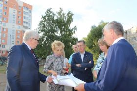 Депутат Госдумы РФ Виталий Ефимов провел выездное совещание по строительству стадиона в школе №30