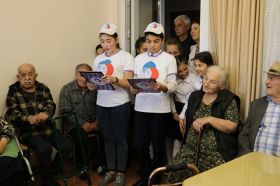 Координатор партийного проекта "Старшее поколение" навестил стариков в Доме престарелых