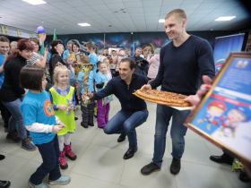 На Сахалине массовым вручением подарком и призов завершили седьмой сезон семейного «хоккея в валенках»