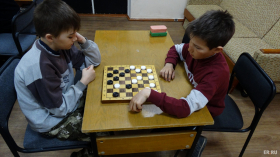 Соревнования по шашкам организовали для детей ольские партийцы