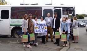 Экологическую акцию «Планета без пакета» провели единороссы в Пскове