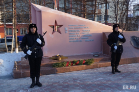 Партийцы Колымы в День неизвестного солдата возложили цветы к мемориалу Узел памяти