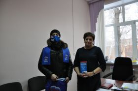 Активисты партии передали в школы города Оренбурга комплекты книг Конституции РФ