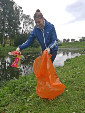 Пять мешков мусора собрали волонтеры возле Утиного пруда в дендропарке Пскова
