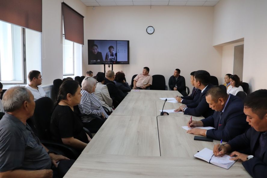 Депутат Государственной Думы РФ Айдын Сарыглар встретился с семьями военнослужащих, чтобы выяснить проблемы и помочь в их решении.