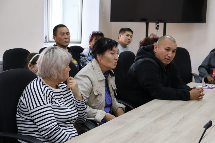 Депутат Государственной Думы РФ Айдын Сарыглар встретился с семьями военнослужащих, чтобы выяснить проблемы и помочь в их решении.