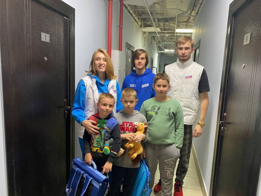 Канцелярские наборы и рюкзаки для детей Донбасса