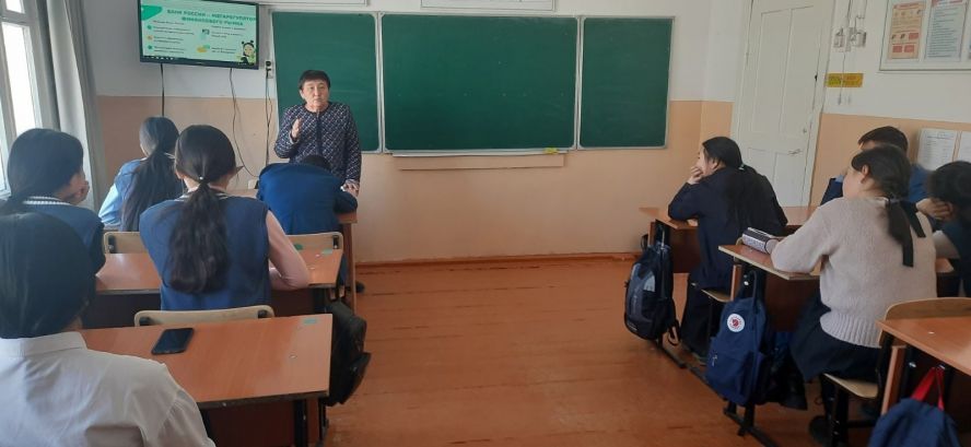 Сут-Хольские ученики узнали про финансовую грамотность вместе с "Единой Россией"