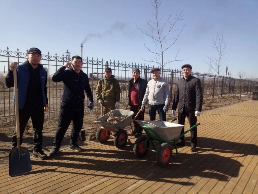 Депутаты фракции «Единая Росси» в Хурале представителей города Кызыла открыли сезон субботников на территории города Кызыла