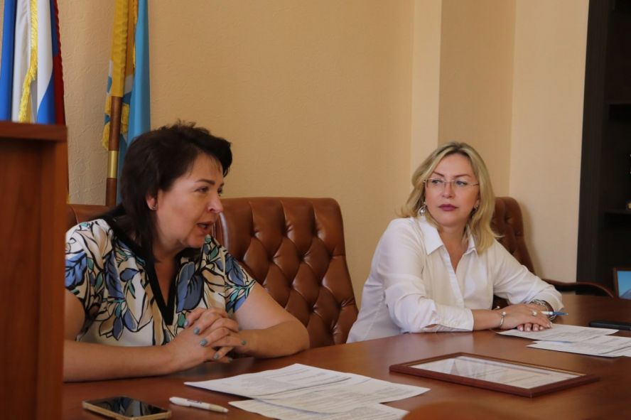 Ольга Прудникова сегодня с общественниками обсудила тему регулирования численности безнадзорных животных в Туве.