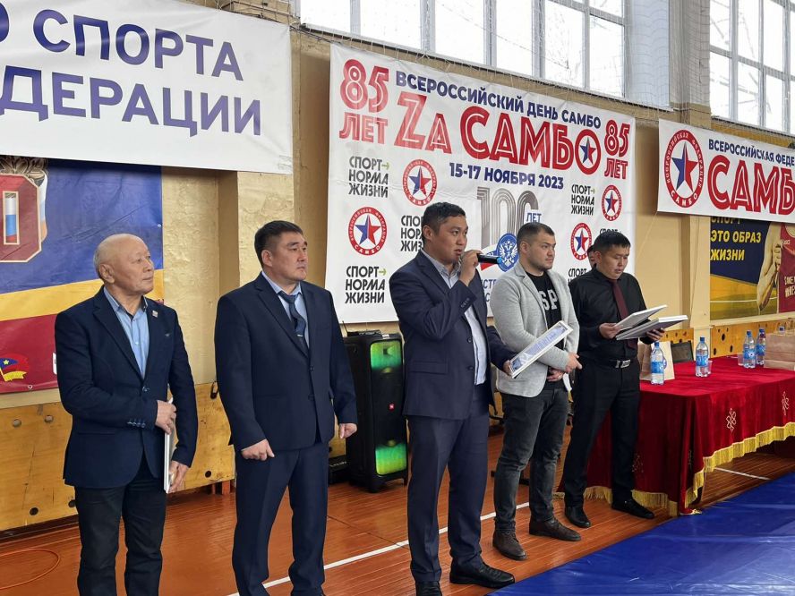 В Кызыле отмечают 85-летие самбо республиканским турниром