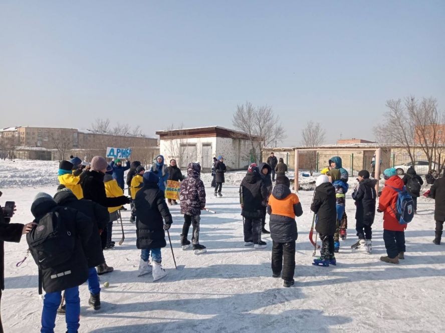 Шайба, клюшка и гол! Активисты проекта «Жители МКД» партии «Единая Россия» провели дворовой хоккей