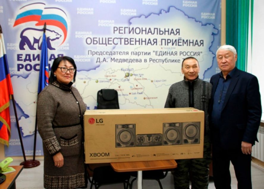 Члены фракции «Единая Россия» в Верховном Хурале подарили школе села Ээрбек аудиосистему