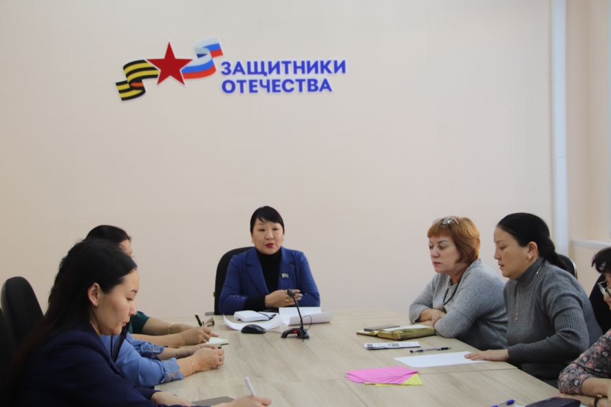 Представители "Женского движения Единой России" собрались за круглым столом