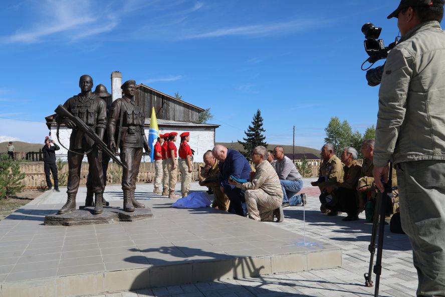 Торжественное открытие уникального народного памятника, созданного в честь воинов, погибших в ходе локальных войн